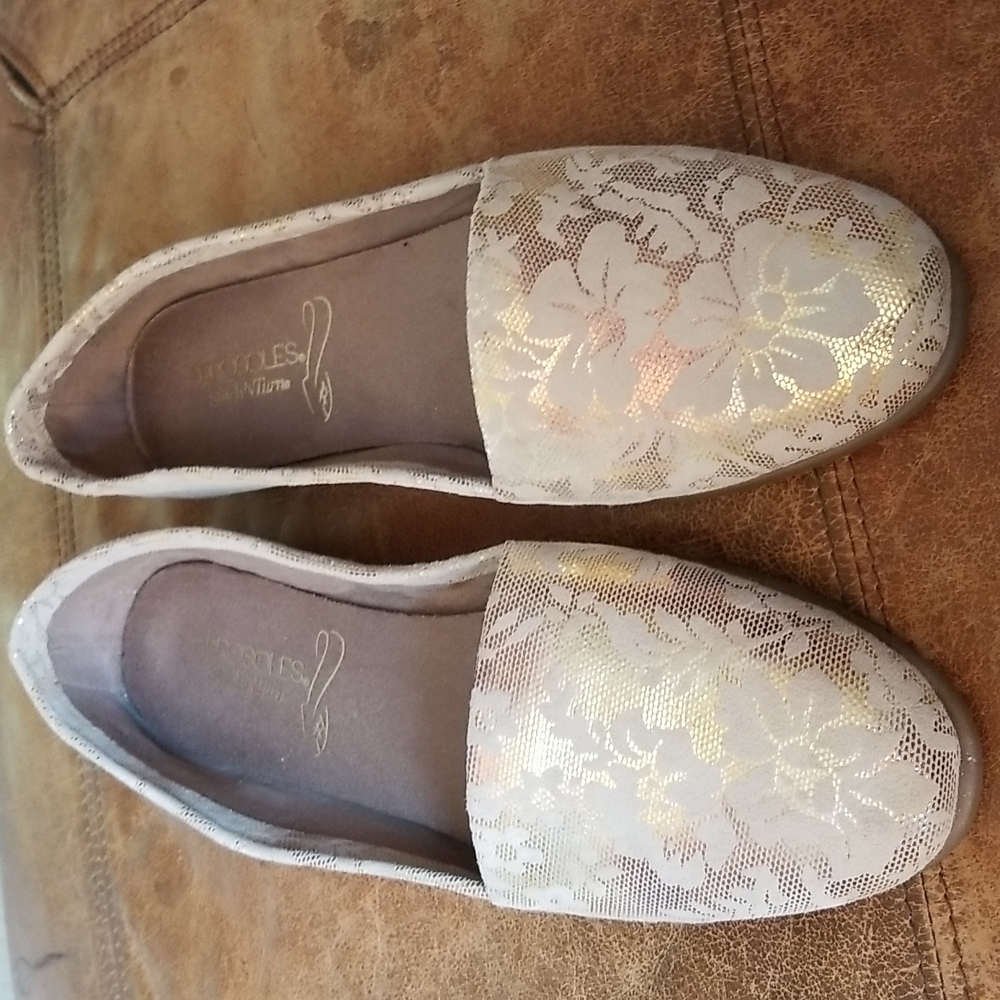 Aerosol leather tan and gold flats